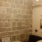戴克里先公寓和房间酒店 *